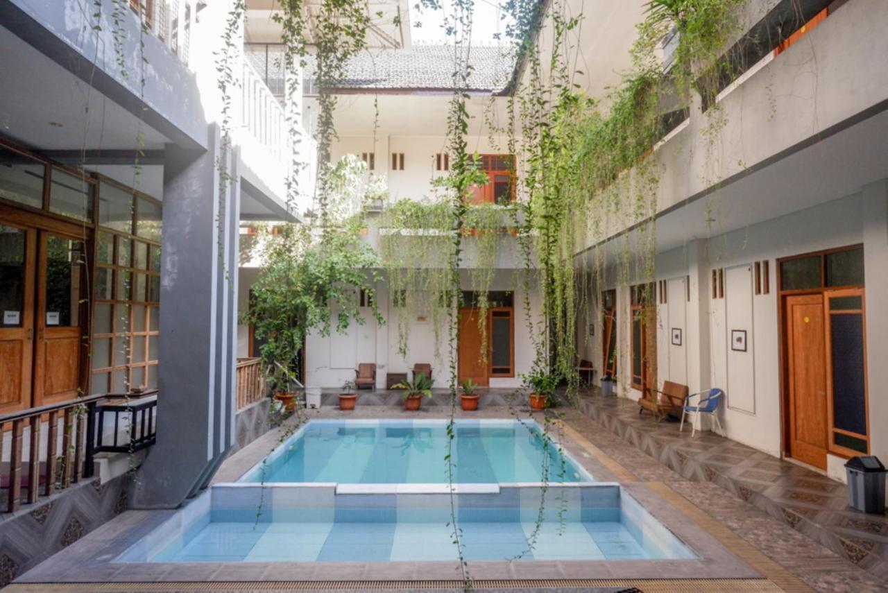 Urbanview Hotel Blok O International By Reddoorz Baturetno Exterior photo